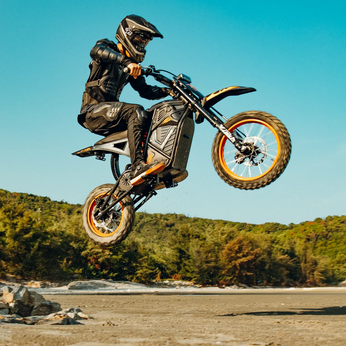 Rider on purple Windone RM7 mountain trail
